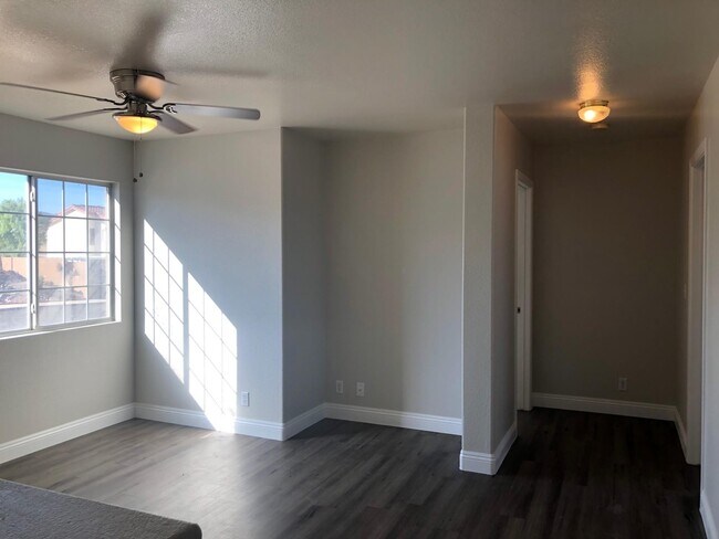 Building Photo - Showings Available NOW
