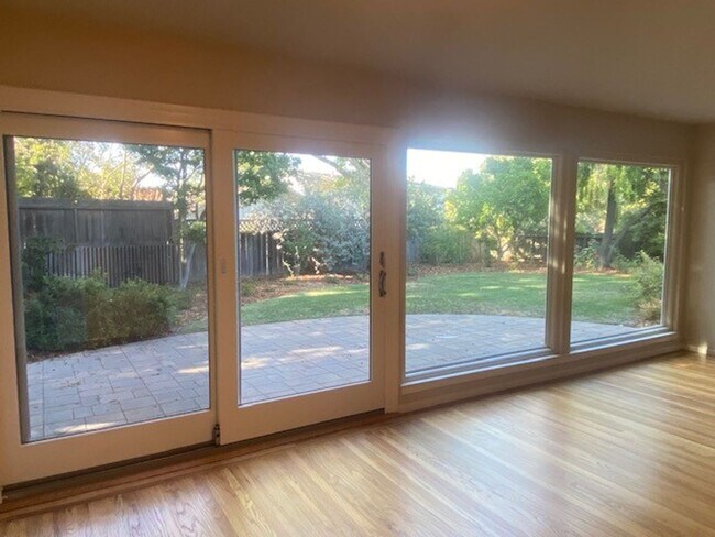 Foto del edificio - SUNNY HOME FOR RENT IN LADERA NEIGHBORHOOD