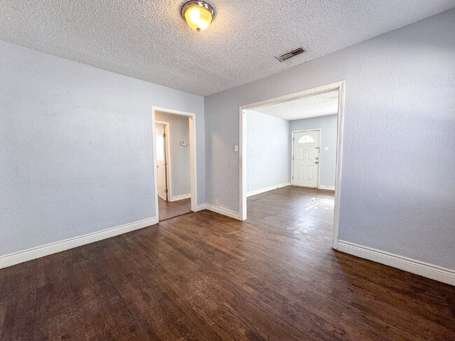 Building Photo - Updated 2-Bedroom Home!