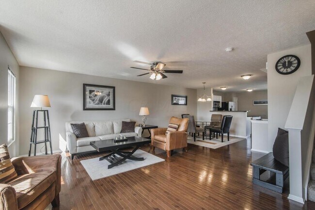 Sala de estar - 6014 Turnwood Dr