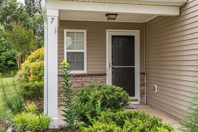 Foto del edificio - 4 Bedroom Single Family:  Available Now