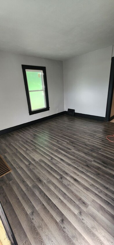 Building Photo - 3 Bedrooms, 1 Bath Home in Elkhart IN