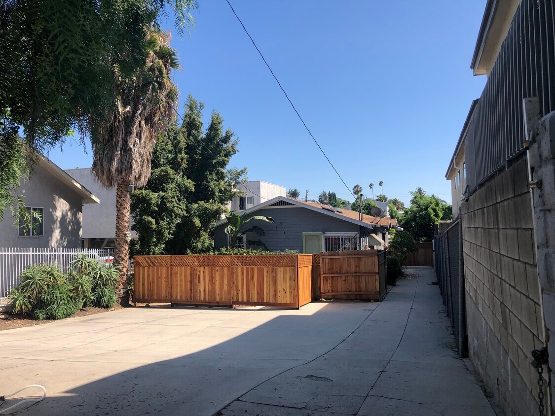 Primary Photo - 4228 Lockwood Ave