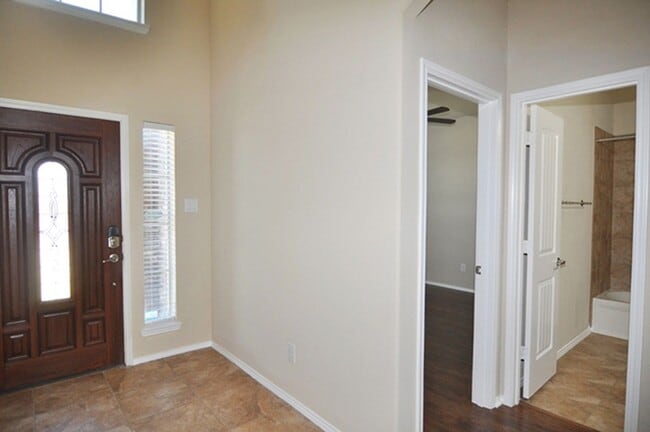 Foto del edificio - 3521 Twin Pines Dr