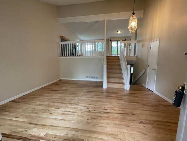 Foto del edificio - Sun-Filled 3-Bed, 2.5-Bath home with Deck ...