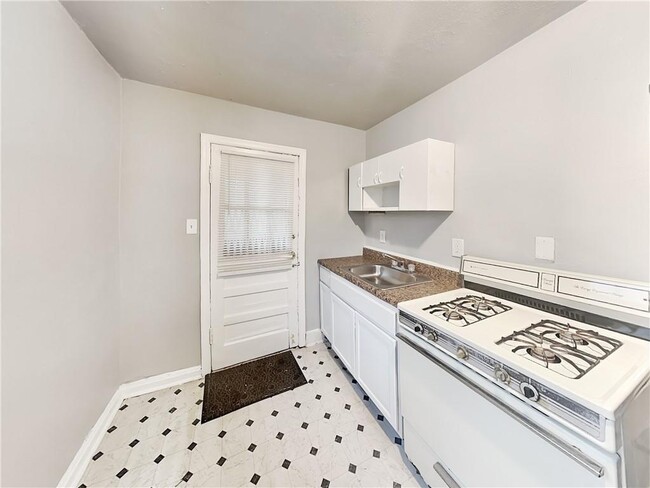 Building Photo - 946 Ira St SW