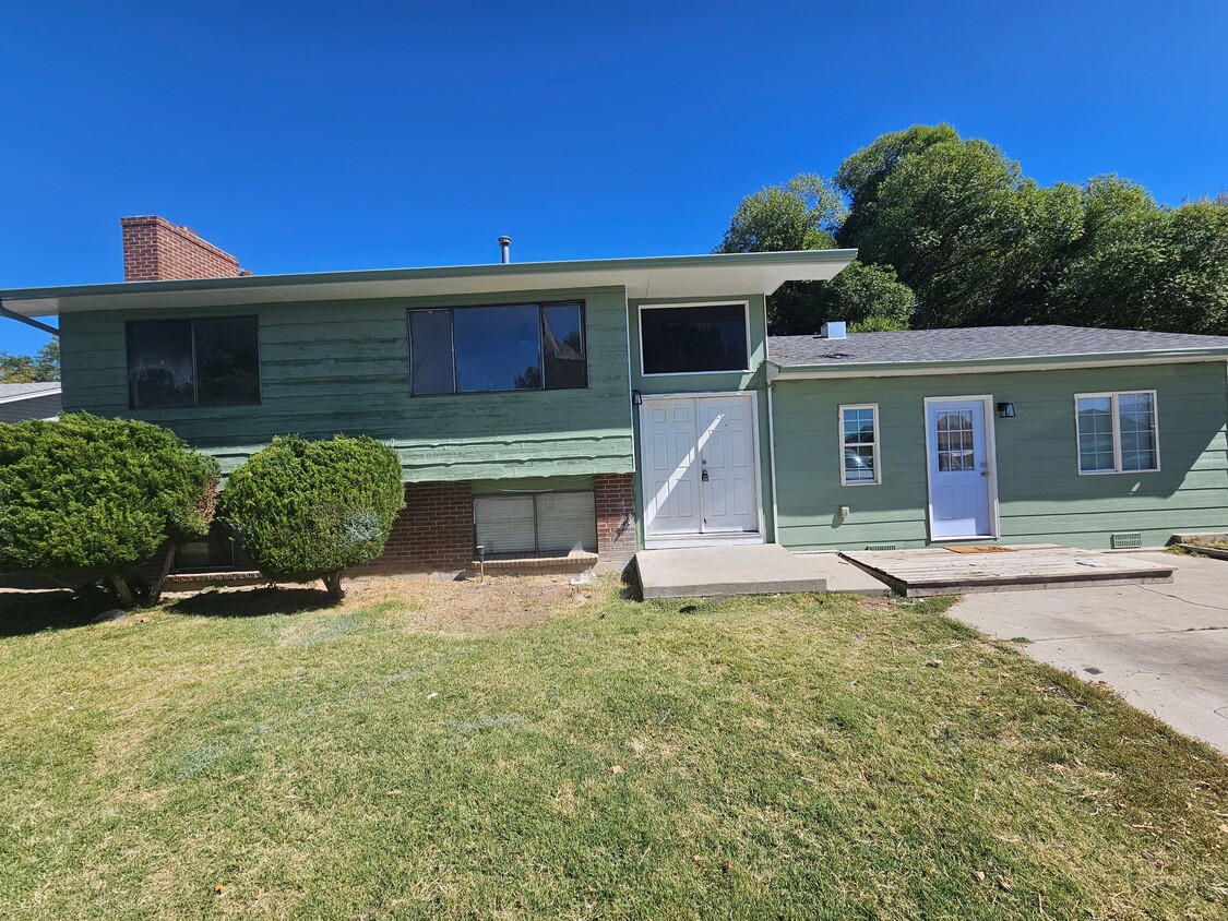 Front of the house showing unit A - 618 Hudson Bay Dr