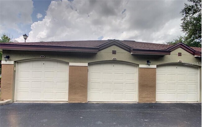 Foto del edificio - 725 Crest Pines Dr