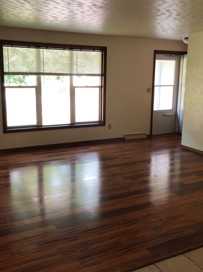 Living room - 900 Edgewood Dr