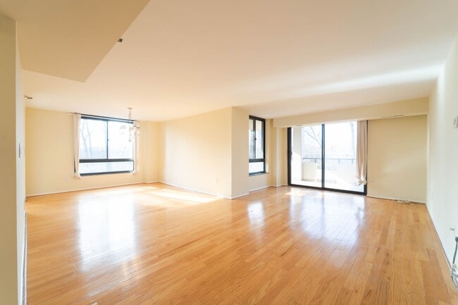 Foto del edificio - Contemporary 2BR/2BA Corner Condo at The Encore of McLean