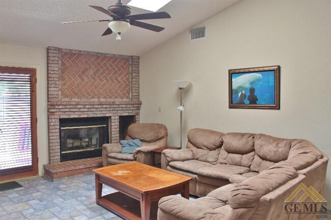 Foto del edificio - Spacious 4 Bedroom / 2 Bathroom House in T...