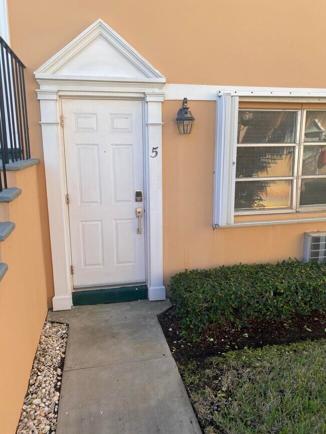 Building Photo - 101 S Golfview Rd