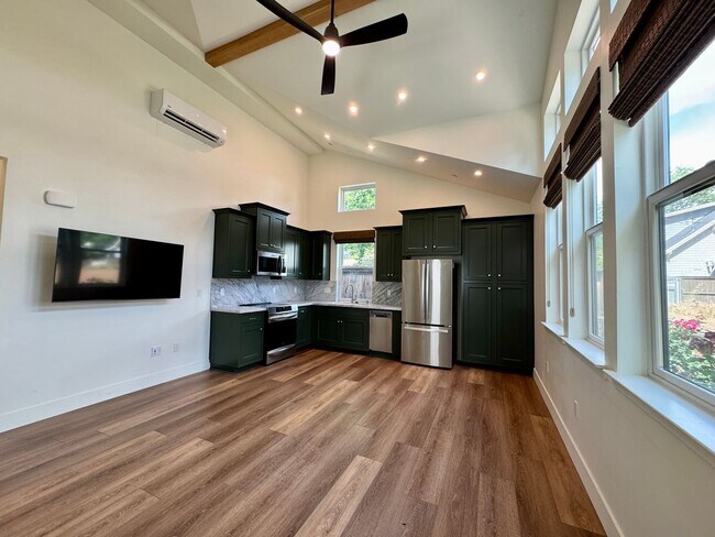 Foto del edificio - Custom Adorable Cottage Available in Folsom!
