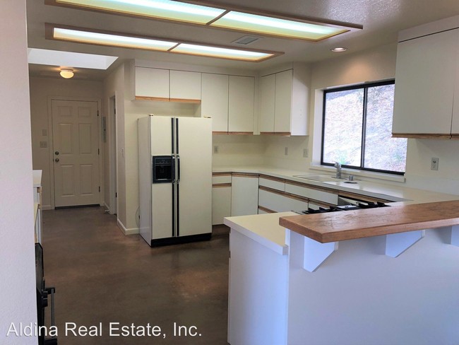 Building Photo - 3 br, 3 bath House - 18735 Greenleaf Dr.