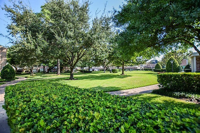 Building Photo - 1337 Fountain View Dr