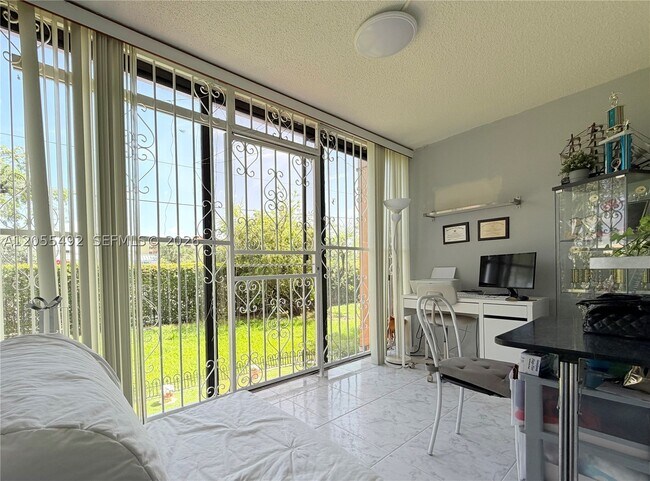 Foto del edificio - 9410 W Flagler St