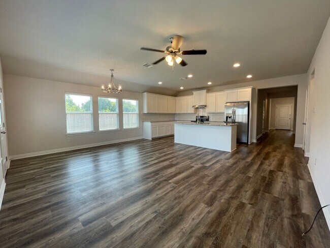 Building Photo - COMING SOON - 3 BEDROOM 2 BATH DUPLEX IN CLEBURNE