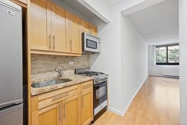 Building Photo - 347 W 57th St