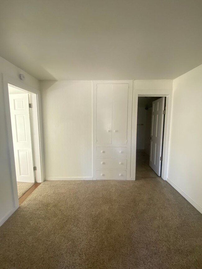 Building Photo - 2 Bedrooms, 1 Bath with Bonus Room!
