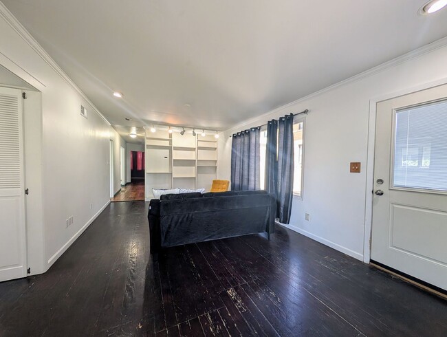 Building Photo - Beautiful Home 4bd 3bath