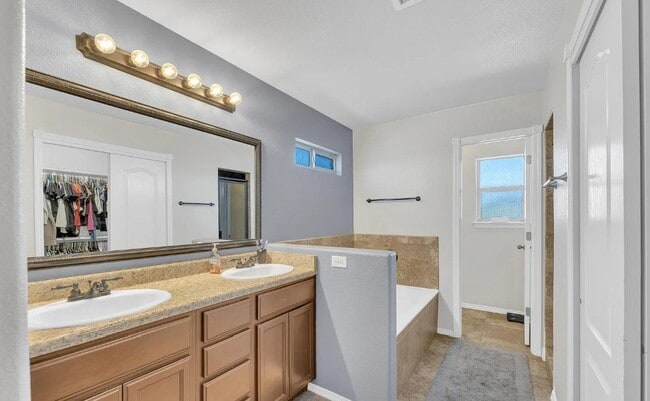 Foto del edificio - 14321 Woods Point Ave