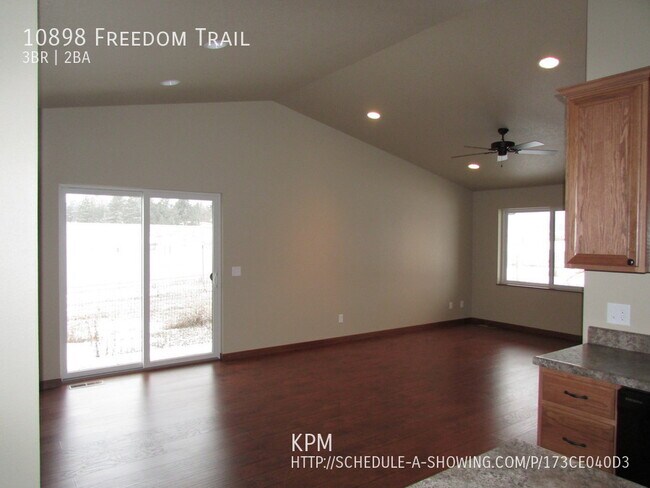 Building Photo - 3 BEDROOM | 2 BATH | GARAGE | NEWER TOWNHO...