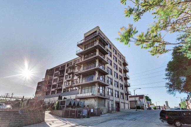 Parte trasera del edificio - 215 W Maple St