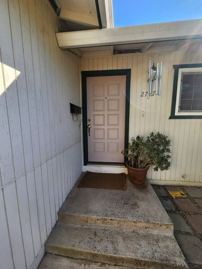 Building Photo - Adorable 4/2 With GREAT Backyard.  Gardene...