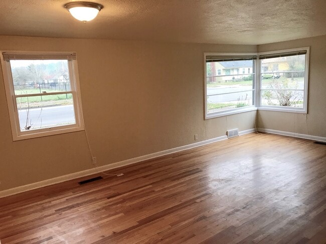 Building Photo - West Eugene 4 bed/2 bath with garage and a...