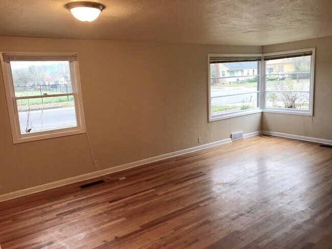 Foto del edificio - West Eugene 4 bed/2 bath with garage and a...