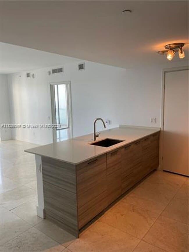 Building Photo - 1300 Brickell Bay Dr