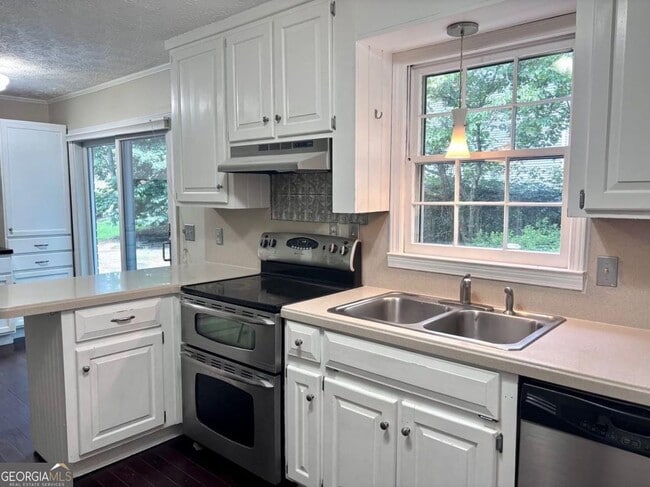 Building Photo - 2408 Crooked Tree Ct NE