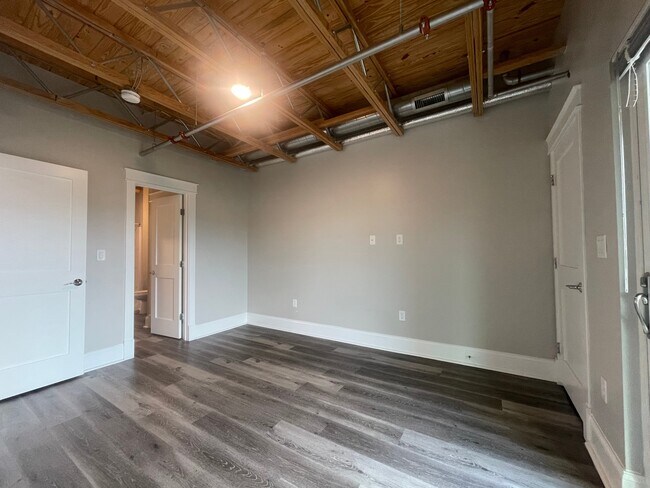 Building Photo - 330-350 Pleasant St. Unit 318