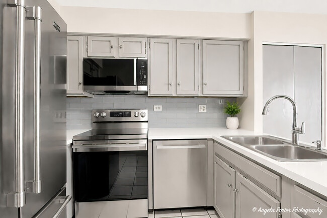 Building Photo - 246 Shadow Bend Dr