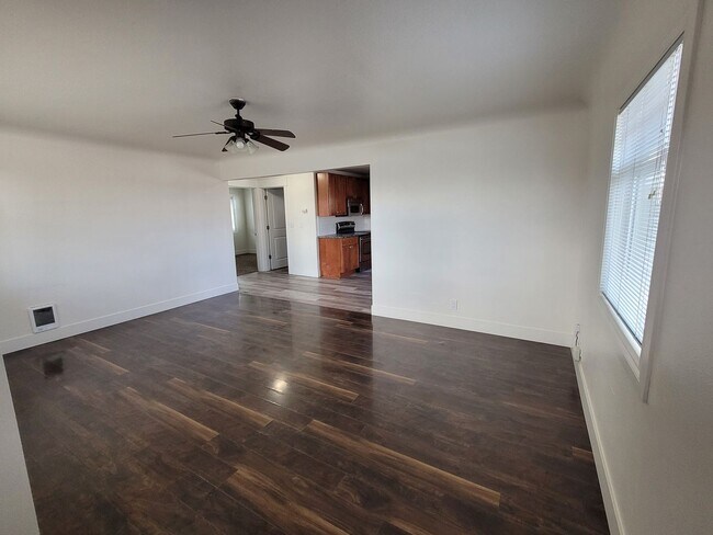 Foto del edificio - House with Fenced Backyard & May Rent Free