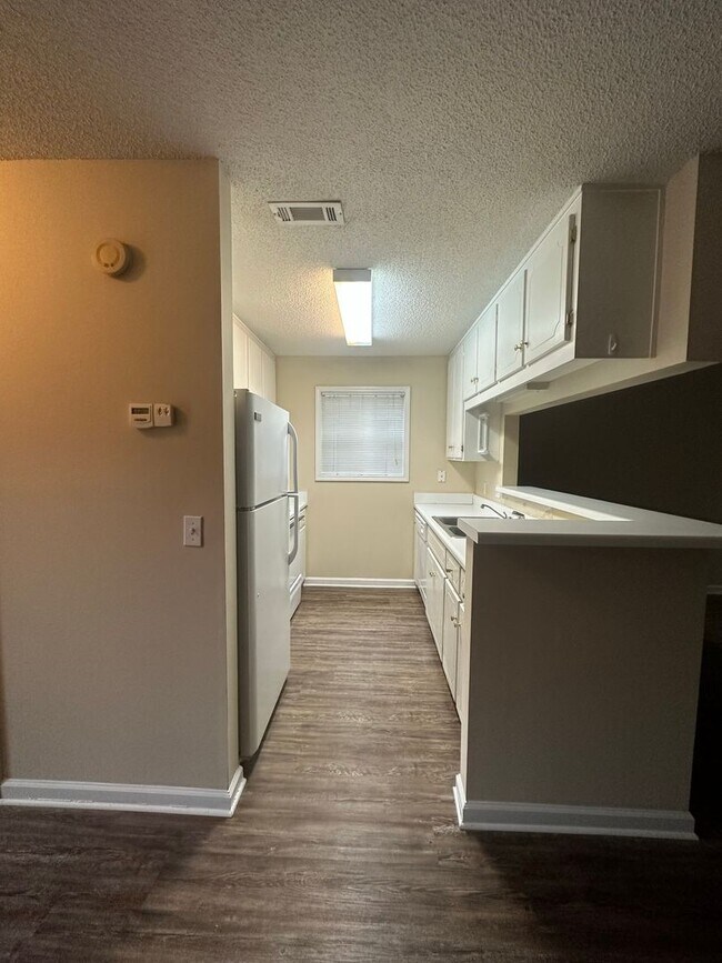 Foto del edificio - Dunwoody Subdivision - End Unit!  EXTRA PARKING!