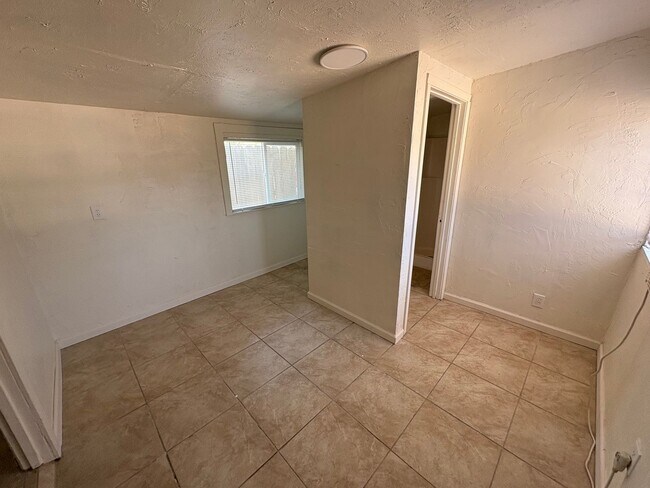 Building Photo - Dinuba country Home Rent Ready !