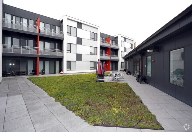 The Hinge Apartments Indianapolis In Courtyard The Hinge