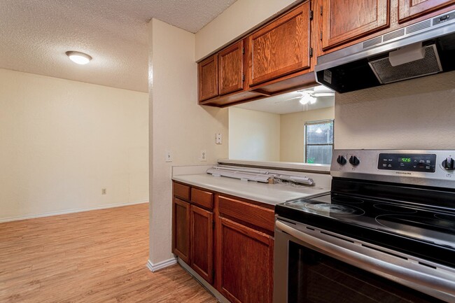 Building Photo - 404 Kenniston Dr