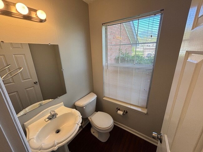 Building Photo - Oakwood home with 3 bedrooms, 2 car garage...