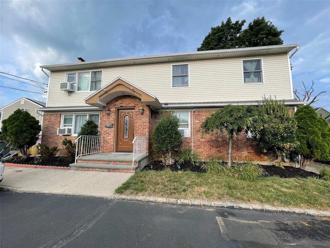 Foto principal - 133 Railroad Ave