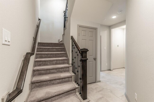 Building Photo - 8644 Hollyoaks Creek Ln