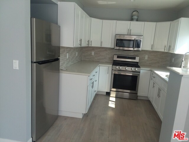 Foto del edificio - 3109-3109 1/2 Estara Ave