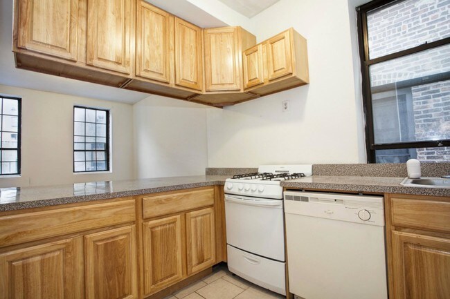 Building Photo - 208 W 88th St
