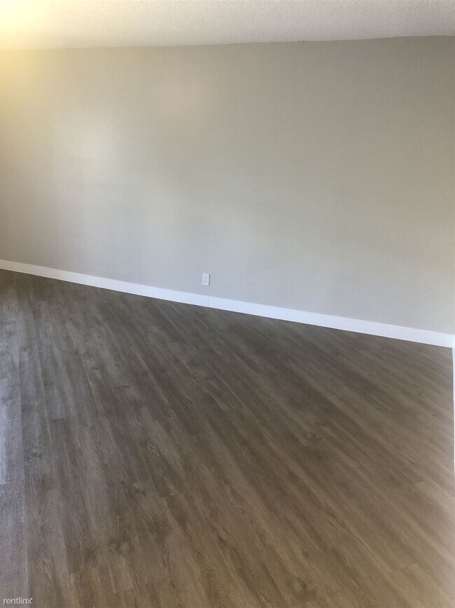 Building Photo - 5118 De Longpre Ave