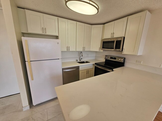 Building Photo - Condo with Lanai, Pool & Prime Location