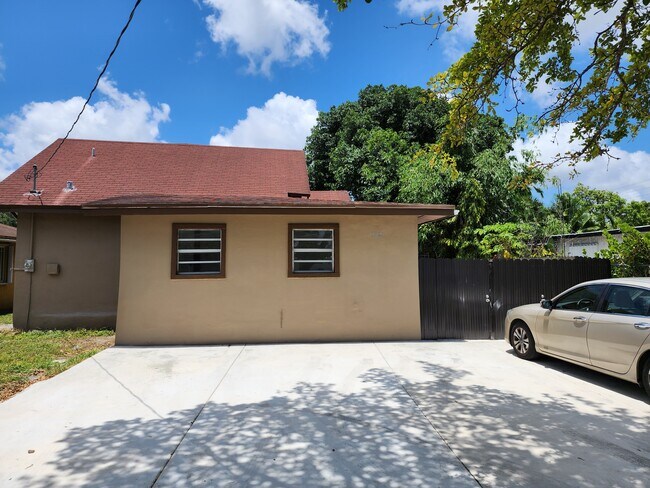 Foto del edificio - 3021 NW 66th St