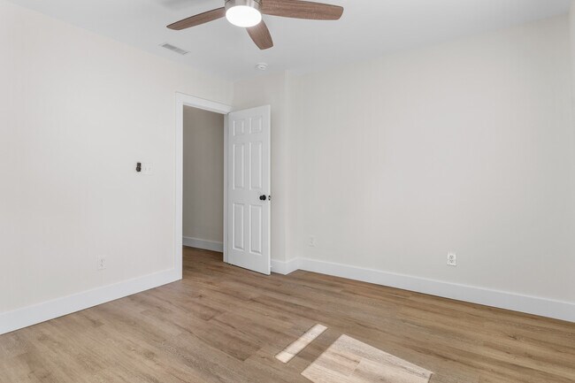 Building Photo - 4071 N College Ave