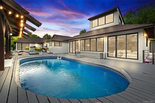Building Photo - 10 Paradise Ln