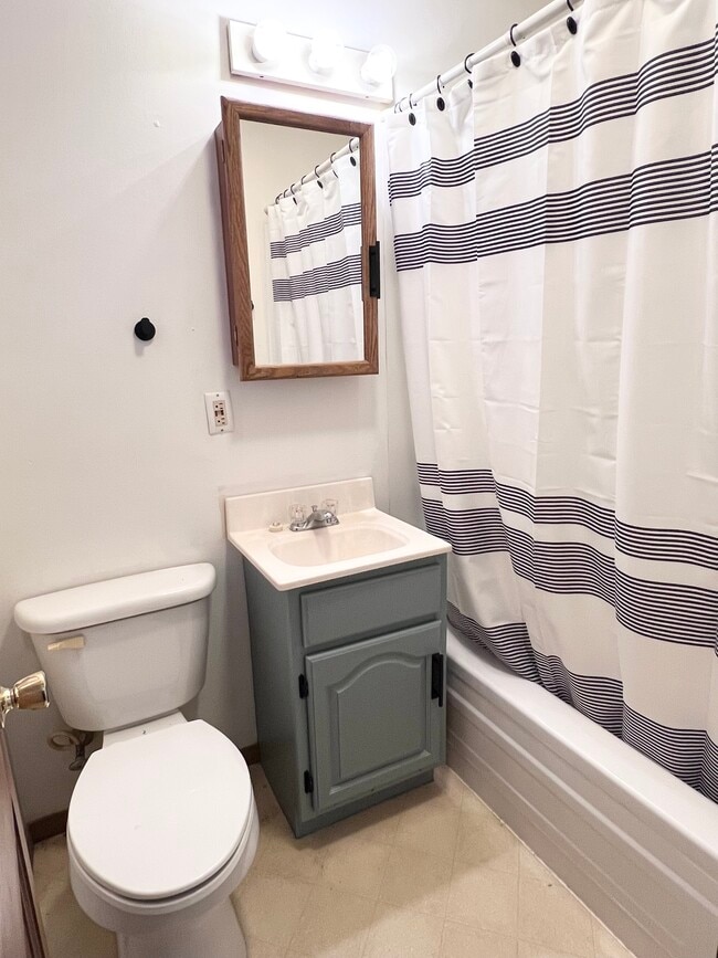 Building Photo - 609 N Pokegama Ave